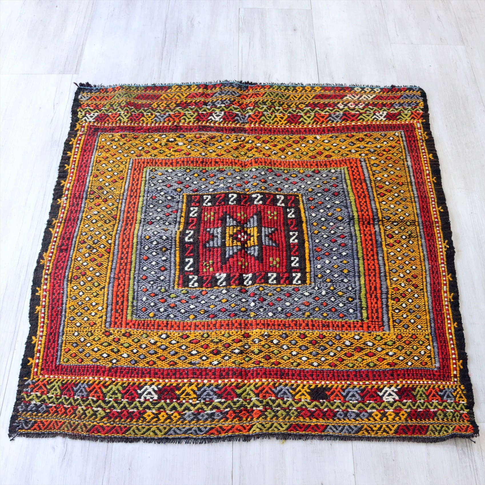 ソフラ　食卓用のキリム・フェティエ104×95cm ジジム織りのユルドゥズ