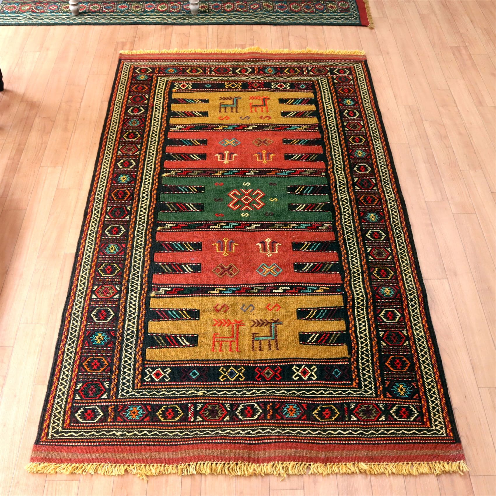 グチャン イランの手織りキリム180×99cm 幾何学モチーフと動物