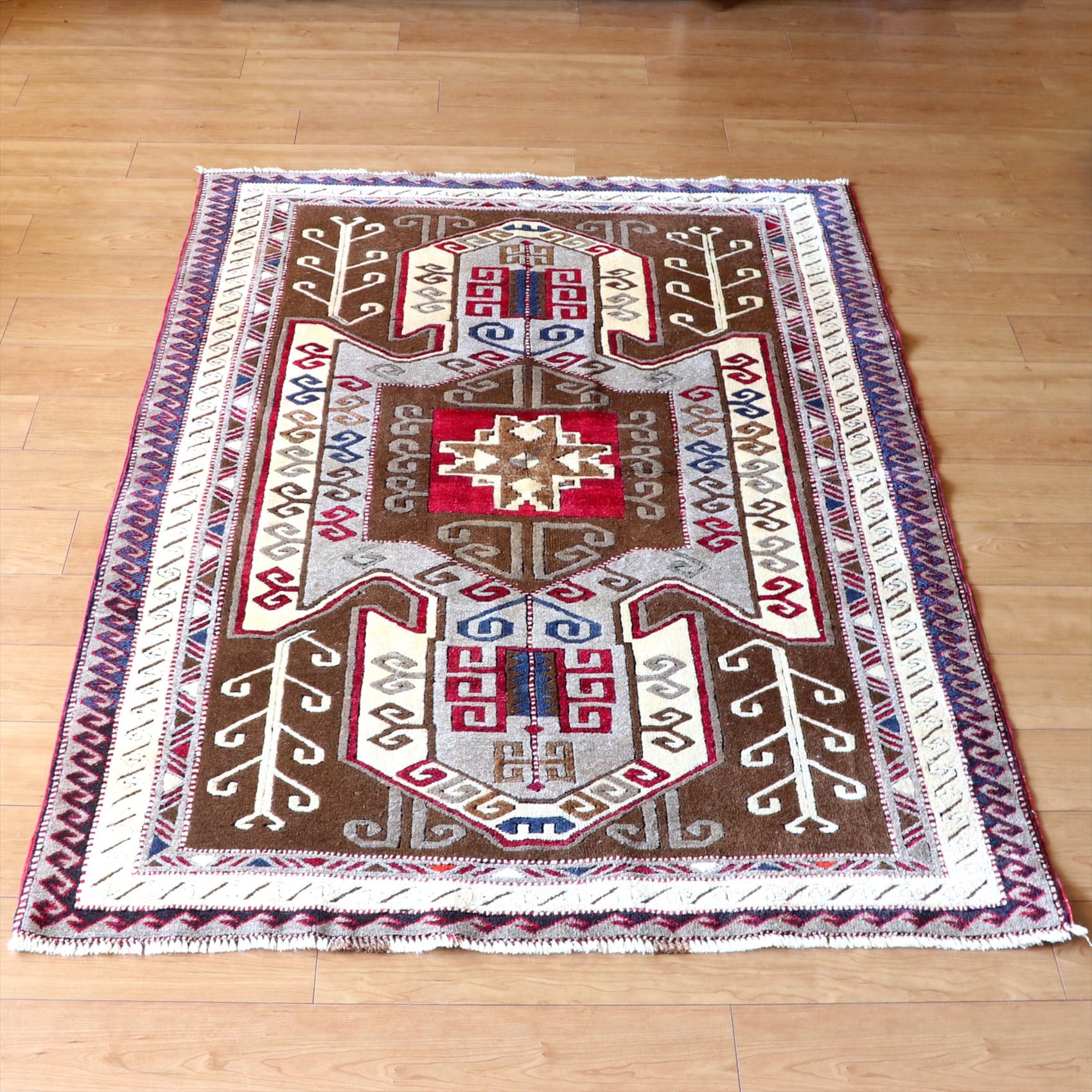 トルコ手織り絨毯 Sevan Kazak179×132cm ユンダア　ブラウン＆アイボリー