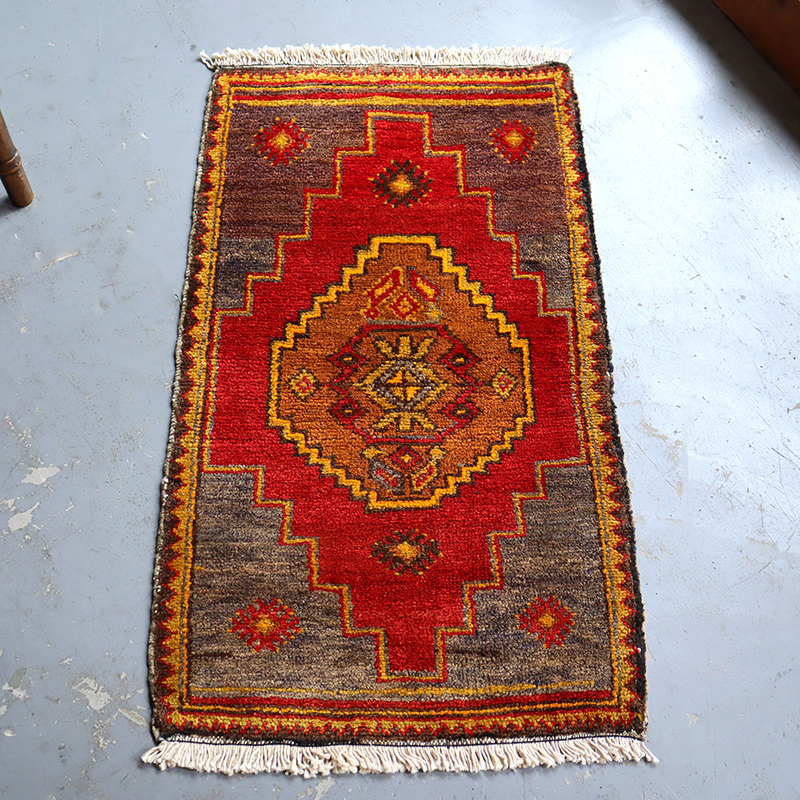 トルコ絨毯 ヤストゥク トライバルラグ93×52cm 階段状のひし形メダリオン