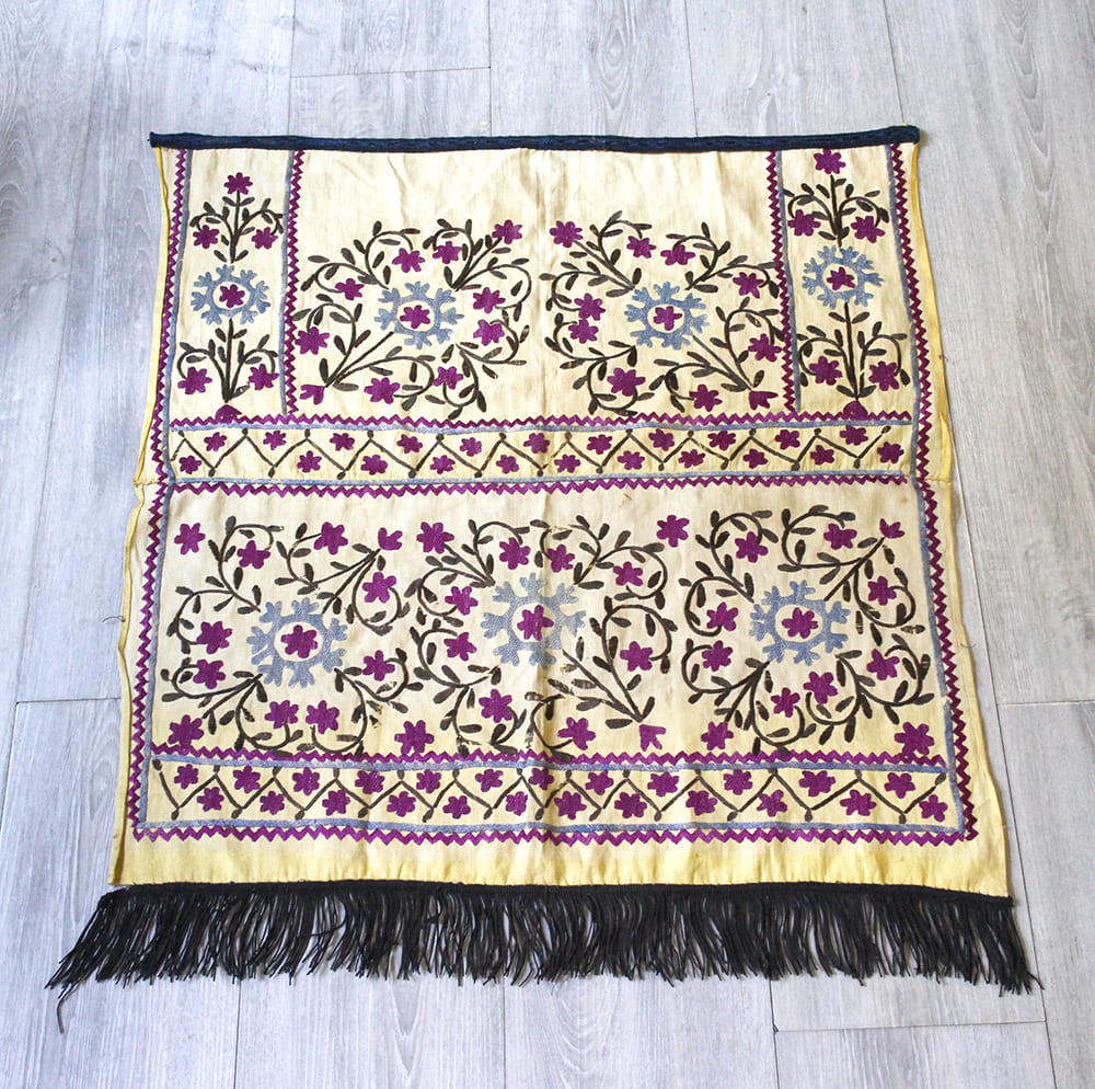 オールドスザンニ(スザニ)・ウズベキスタンの刺繍布　Uzbekistan Suzani 68×65cm/２枚を縫い合わせたピース　ブラウンのタッセル/パープルの小さな花