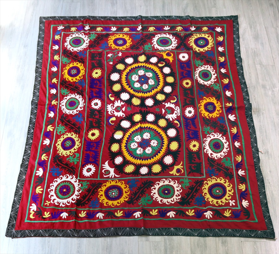 ウズベキスタンの刺繍布オールドスザンニ223×185cm 紫がかった小豆色の地/2つのお花・3つのボーダー