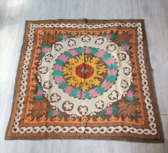 スザンニ（スザニ）・ウズベキスタンの刺繍布/オールド Vintage Suzani, Uzbekistan112×110cm モカブラウンの地に白い大輪の花
