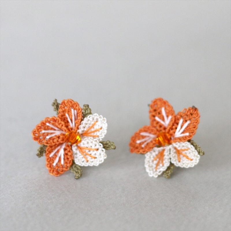 イーネ・オヤ　ピアス（キャッチタイプ） ツートーンフラワー　オレンジ刺繍針で作る繊細なレース・トルコ製ハンドメイド