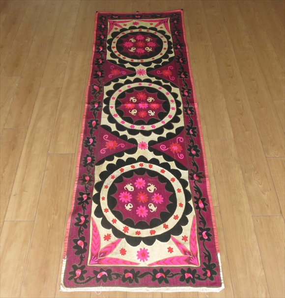 ウズベキスタン・スザンニ（スザニ）208×68cm 鮮やかなピンク＆ブラック/ベージュ・繊細な刺繍・3つの大輪の花