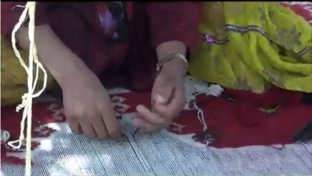 キリムを織るカシュカイの女性